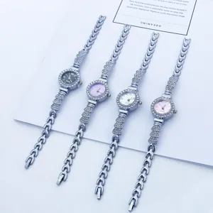 Damen Quarz Armbanduhr mit Strass rundem Zifferblatt und stylischem Metallarmband.