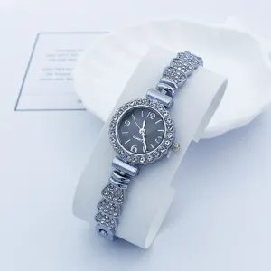 Nahaufnahme der eleganten Damen Quarz Armbanduhr mit glitzernden Strasssteinen am Gehäuse.
