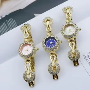 Reloj de cuarzo para mujer elegante con bisel de flores de diamantes y pulsera.