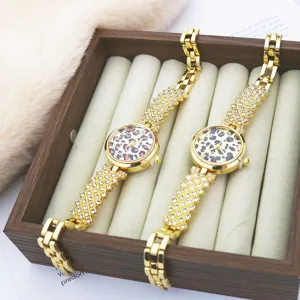 Luxus Strass Damen Quarzuhr mit Leopardenmuster Zifferblatt und goldenem Kristall Armband Detail