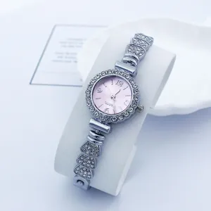 Elegante Strass-Quarzuhr mit rosafarbenem Zifferblatt und funkelnden Armbanddetails.