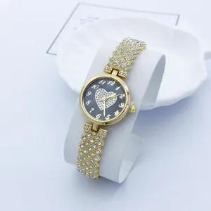 Luxus Strass Damen-Uhr mit Herz-Zifferblatt und glitzerndem Kristall-Armband für Damen.
