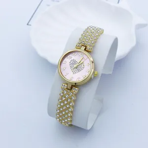 Nahaufnahme einer luxuriösen Strass-Quarzuhr für Damen mit rosafarbenem Zifferblatt und Armband.