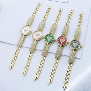 Detailansicht luxuriöser Strass-Quarzuhren für Damen mit bunten Herz-Zifferblättern und Armbändern.
