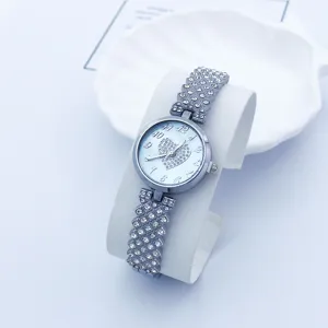 Elegante Damen Strass Quarzuhr mit glitzerndem Kristallarmband und schickem Herz Zifferblatt.