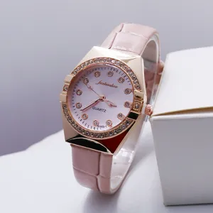 Gedetailleerd overzicht van dameshorloge met roze lederen band en strass roségouden bezel.