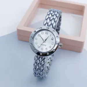 Orologio al Quarzo Casual in Lega Con Cinturino in Metallo Strutturato Lunetta in Strass Piccolo Quadrante Rotondo Numeri Arabici Orologio da Polso da Donna Elegante