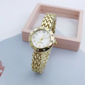 Orologio al quarzo dorato da donna con quadrante bianco, numeri arabi e cinturino lavorato.