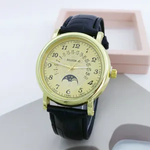 Dettaglio orologio al quarzo quadrante oro, cinturino pelle nera, numeri arabi e fase lunare.