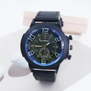 Gros plan détaillé de la montre quartz pour homme avec grand cadran et bracelet cuir.