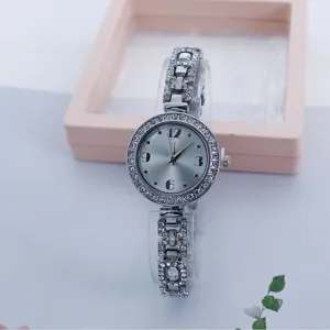 Damen Strass Quarz Uhr Luxus silber Armband Armbanduhr mit glitzerndem Kristall Zifferblatt.