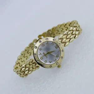 Orologio al quarzo da donna color oro con lunetta in strass e cinturino elegante polso