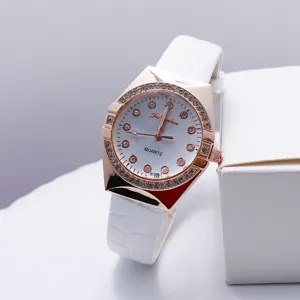 Modieuze dames kwarts horloge met strass bezel en witte lederen band voor dagelijks gebruik