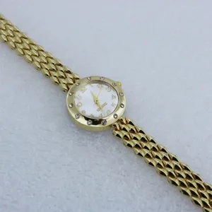 Orologio al quarzo dorato da donna con cinturino a maglie, quadrante bianco e design casual.