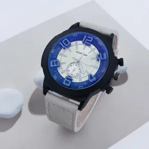 Vue détaillée de la montre de sport à quartz pour homme avec grand cadran et bracelet en suède.
