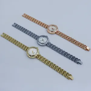 Vista dettagliata di orologi da donna con delicati bracciali a maglie e lunette con cristalli.