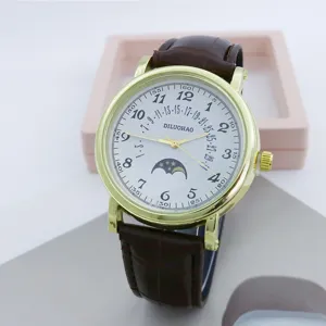 Dettaglio orologio al quarzo uomo classico con cinturino in pelle marrone e cassa.