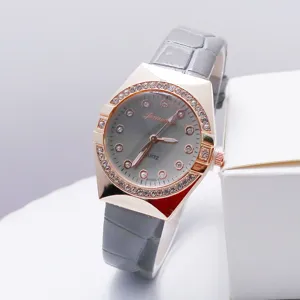 Stijlvolle dames quartz horloge met grijs lederen band en schitterende strass bezel.