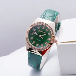 Detailopname van een groen dames horloge met strass bezel en een stijlvolle band.