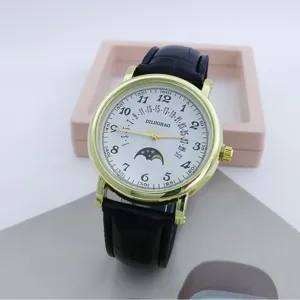 Vista dettagliata di un orologio al quarzo da uomo con cassa dorata e cinturino in pelle.