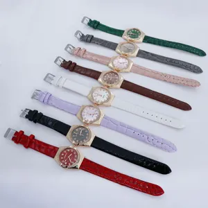 Dames quartz horloge detail met meerkleurige krokodillenleer band en strass geometrische bezel.