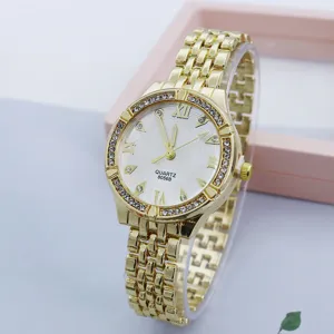 Elegante orologio da donna al quarzo con cinturino dorato, lunetta di strass e quadrante bianco.