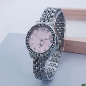 Vista dettagliata di orologio al quarzo da donna con quadrante rosa e lunetta con strass.