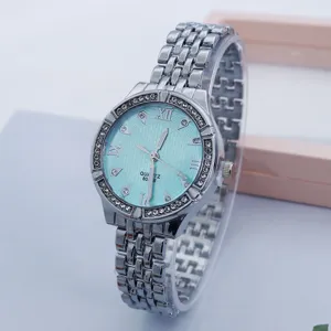 Orologio da polso al quarzo da donna con strass, cinturino in lega argentata e quadrante azzurro.