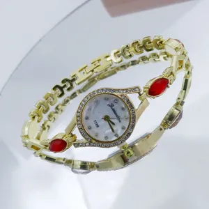 Montre bracelet quartz femme, bracelet en métal doré avec strass et pierres rouges.