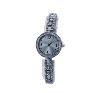 Silberfarbene Strass Damen Quarzurhr elegante Armbanduhr glitzernder Kristall Zifferblatt.