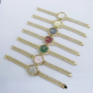 Dettaglio in primo piano di eleganti orologi da donna al quarzo dorati con quadranti colorati.