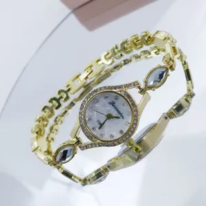 Belle montre quartz strass femme doree vue detaillee bracelet elegant style etincelant