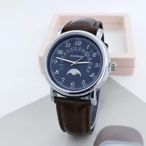 Vista dettagliata orologio quarzo uomo quadrante blu, fase lunare e cinturino pelle marrone.