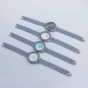 Orologio al quarzo da donna alla moda con cinturino in lega e strass brillanti, elegante casual.