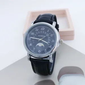 Orologio al quarzo da uomo classico con quadrante nero cinturino in pelle e fase lunare.