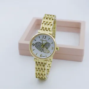 Elegante goldene Damenquarzuhr mit funkelndem Kristallherz-Zifferblatt und Metallarmband.