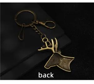 Gros plan détail pendentif porte-clés en métal tête de cerf élan bronze antique.