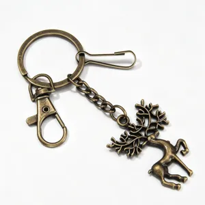 Porte-clés en métal bronze vintage avec pendentif cerf détaillé, anneau et mousqueton solides.