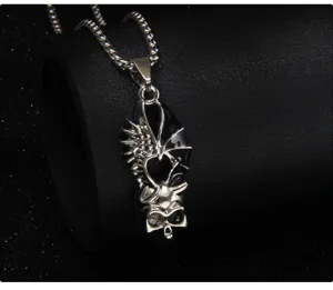 Collier en acier inoxydable cœur goutte d'huile sombre gothique avec ailes de chauve-souris.