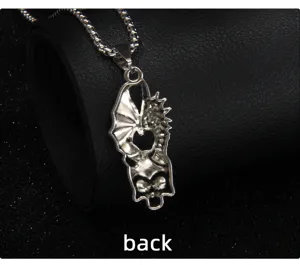 Collier pendentif crâne d'aile de chauve-souris en acier inoxydable gothique sombre.