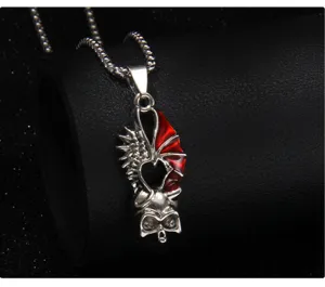 Collier Pendentif Crâne Aile de Chauve-Souris Gothique Acier Inoxydable Bijou Rétro Rouge