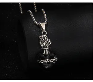 Collier gothique en acier inoxydable foncé avec pendentif cœur huile noire et design épines rétro.
