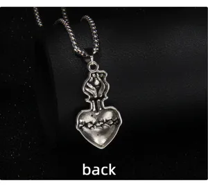 Collier cœur gothique en acier inoxydable détail pendentif rétro argenté métal vue arrière
