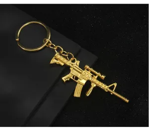 Llavero de fusil militar dorado en miniatura, elegante accesorio metálico para bolso.