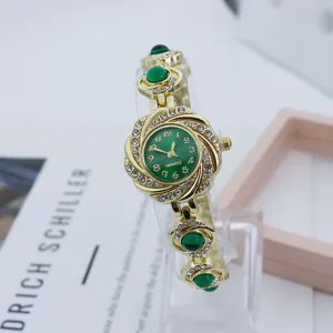 Elegante grüne Quarzarmbanduhr mit Strassblumen-Design und goldener Kettenarmband-Optik.