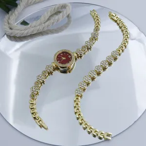 Montre quartz femme cadran rouge et bracelet maillons fleurs strass pour style tendance.