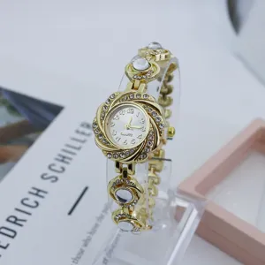 Elegante goldene Strass Quarz Damenuhr, Blumen Armband Design mit klaren Zifferblatt Details.