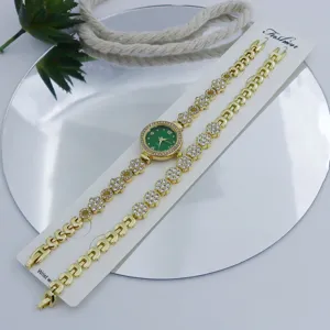 Détail en gros plan de la montre bracelet strass femme dorée luxueuse sur un miroir.