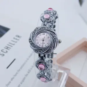 Detailansicht der Strass Blumen Quarz Damen Uhr mit rosa Zifferblatt und schickem Kristall Armband.