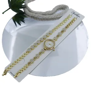 Elegant ensemble montre quartz et bracelet strass pour femme en finition doree tendance.